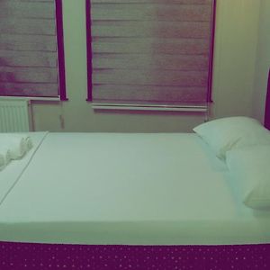Zimmer mit Kingsize-Bett